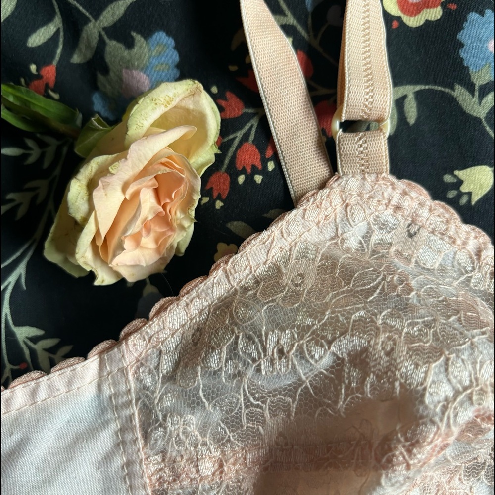 Adorable vintage slip bra top lace detail zip pocket